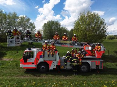Gruppenbild mit der Drohne