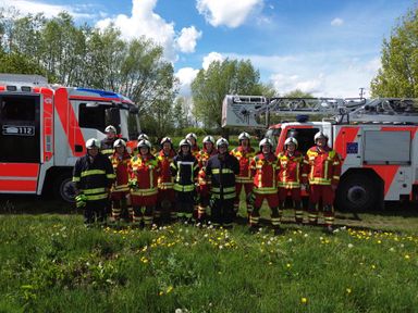 Gruppenbild mit 2 Fahrzeugen